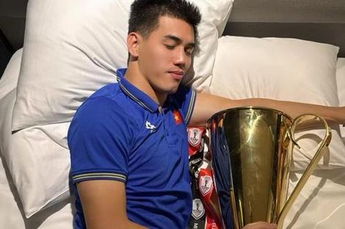 Soi nhà cầu thủ gặp sự cố dở khóc dở cười với chiếc HCV AFF Cup