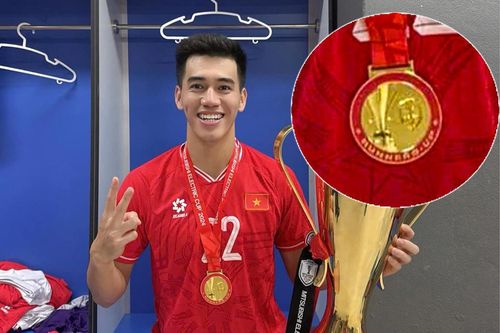 Tiến Linh được trao lại Huy chương Vàng 'xịn'