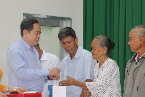 Chủ tịch Quốc hội Trần Thanh Mẫn thăm, tặng quà Tết tại tỉnh Hậu Giang