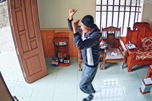 Bố bỏ dở bát mì, nhảy cẫng lên khi thấy con gái về thăm nhà