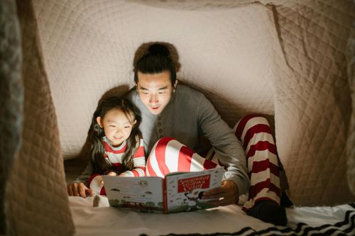 7 lợi ích không ngờ từ việc đọc truyện cho con trước khi ngủ