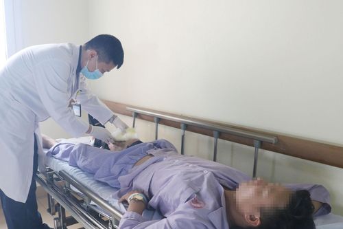 Gánh hậu quả vì thói quen bôi dầu nóng lên da
