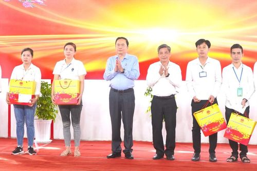 Chủ tịch Quốc hội Trần Thanh Mẫn thăm, tặng quà tết tại Hậu Giang