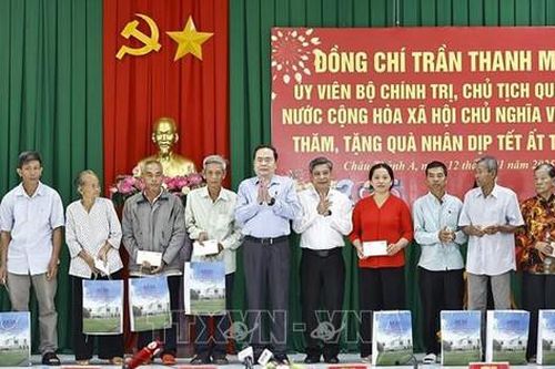 Chủ tịch Quốc hội thăm, tặng quà Tết cho gia đình chính sách, người nghèo, công nhân lao động tại tỉnh Hậu Giang