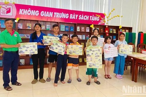 Nhiều bạn đọc trẻ tiếp tục trải nghiệm phụ trương Báo Nhân Dân