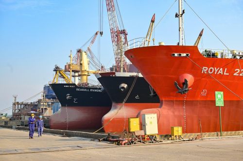 Những người thợ hết lòng với nghiệp đóng tàu viễn dương
