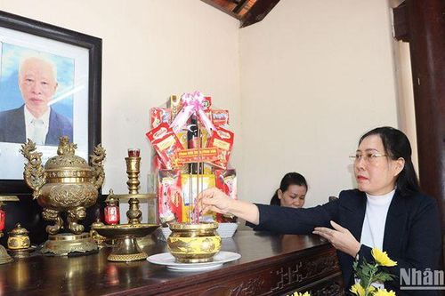 Dâng hương tri ân lãnh đạo tỉnh Quảng Ngãi qua các thời kỳ đã mất và tặng quà tết Mẹ Việt Nam Anh hùng