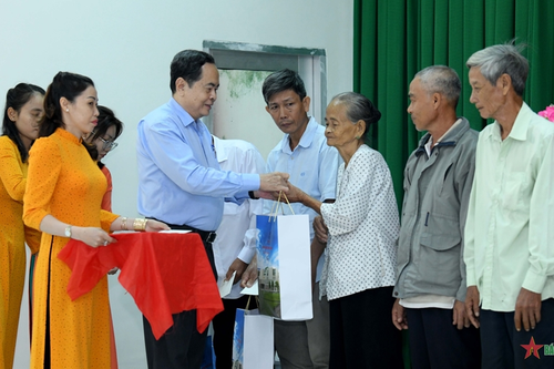 Chủ tịch Quốc hội Trần Thanh Mẫn thăm, tặng quà Tết đồng bào, chiến sĩ tại Hậu Giang