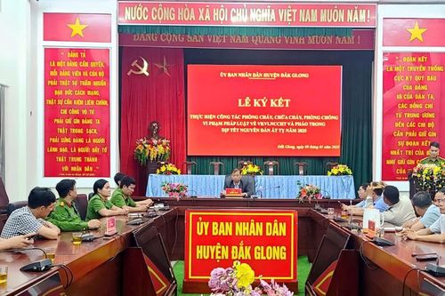 Đắk Glong đồng loạt ký cam kết thực hiện tốt công tác PCCC, phòng chống vi phạm pháp luật liên quan đến VK, VLN, CCHT và pháo