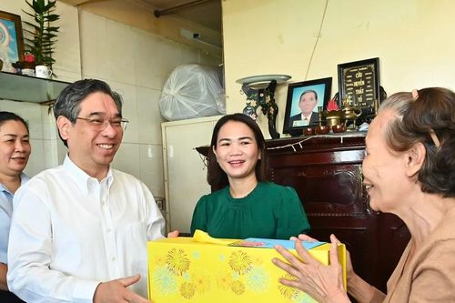 Lãnh đạo TPHCM chúc tết Mẹ Việt Nam Anh hùng, trẻ mồ côi