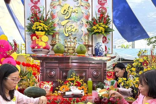 Công nhân lao động hào hứng trang trí mâm ngũ quả, cành mai, cành đào