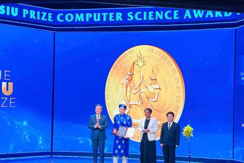 TS Trần Hoàng Dũng giành giải Nhất SIU Prize mùa đầu tiên