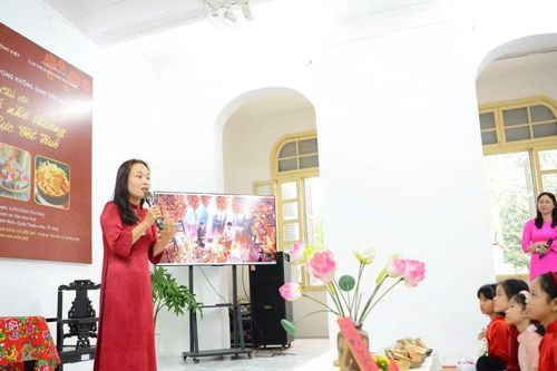 Học sinh đọc, trải nghiệm trong không gian văn hóa Huế