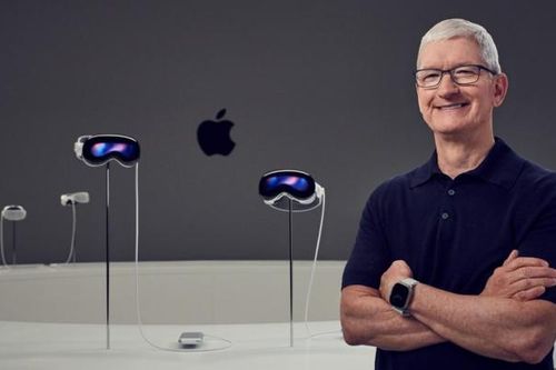 Tim Cook được tăng lương dù Apple gặp nhiều thách thức trong năm 2024