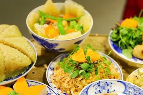 Người Hà Nội xưa ăn bánh chưng với cá kho, làm cỗ Tết cầu kỳ 4 bát 8 đĩa