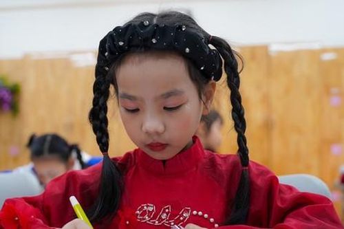 Hàng trăm học sinh sôi nổi tham gia Hội thi viết chữ đẹp