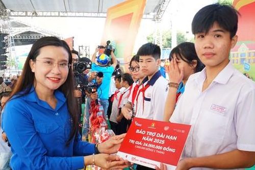 Bí thư T.Ư Đoàn tặng quà Tết cho thiếu nhi An Giang