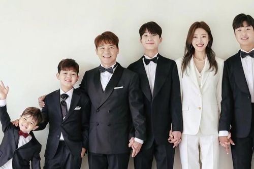 Nam chính 'Sex is Zero' tuổi trung niên hạnh phúc bên vợ và 5 con