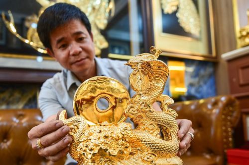 Linh vật rắn mạ vàng giá hàng chục triệu đồng đón Tết