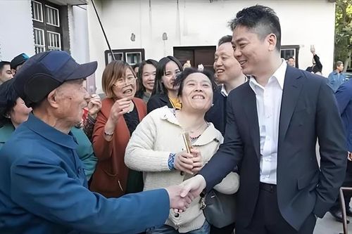 Được dân góp tiền cho đi học, tỷ phú thành danh về quê phát tiền Tết cho cả làng