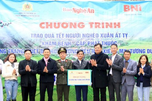 Trao quà Tết và khám, cấp phát thuốc miễn phí cho nhân dân xã Xiêng My (Tương Dương)