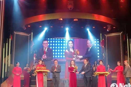 Ca sĩ Thanh Hải của Trung tâm Nghệ thuật truyền thống Nghệ An được vinh danh nghệ sĩ tiêu biểu