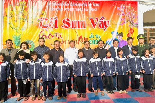 Ban Dân vận Tỉnh ủy Nghệ An tặng quà các gia đình khó khăn tại Kỳ Sơn, Quỳ Hợp