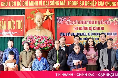Thứ trưởng Bộ Công an tặng quà tết cho hộ nghèo huyện Đức Thọ