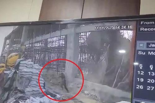 Giàn giáo bất ngờ đổ sập khiến hàng chục công nhân bị mắc kẹt