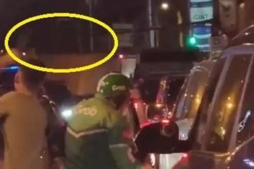 Người đàn ông đi ô tô cầm gậy 3 khúc đánh tài xế xe ôm sau va chạm
