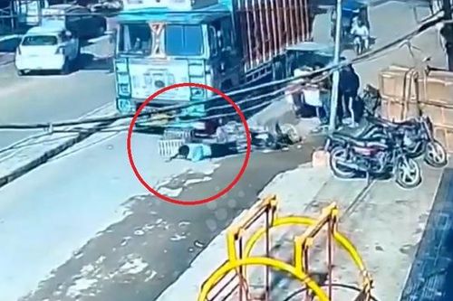Người đàn ông đi xe máy thoát trong gang tấc trước đầu xe tải