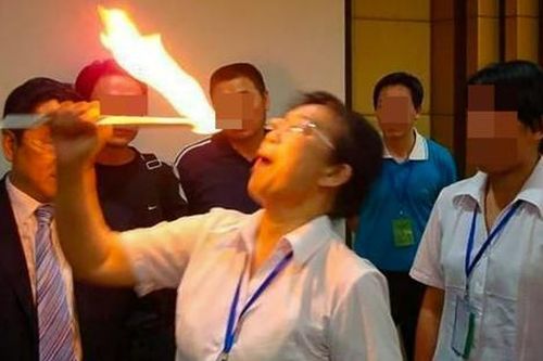 Công ty bắt nhân viên ăn lửa để vượt qua nỗi sợ hãi