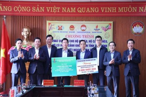 Bộ trưởng Nguyễn Hồng Diên thăm, tặng quà Tết hộ nghèo, người lao động tại Thái Bình