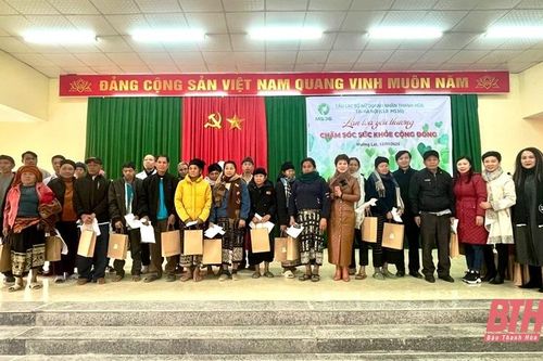 Tặng quà, khám bệnh và cấp phát thuốc miễn phí cho người dân huyện Mường Lát