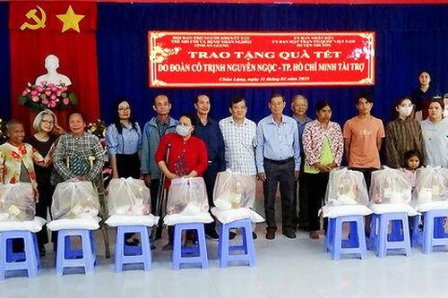 Trao tặng 300 phần quà Tết cho bà con đồng bào dân tộc thiểu số Khmer huyện Tri Tôn