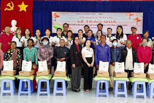Thêm 200 phần quà Tết cho hộ cận nghèo xã Châu Lăng