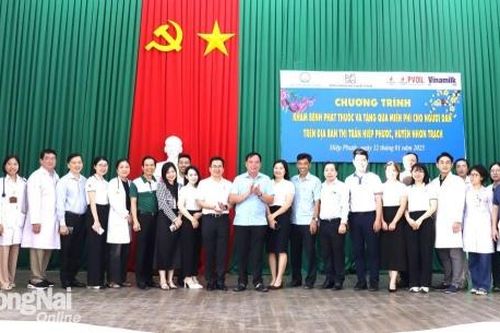 Chủ tịch UBND tỉnh dự chương trình khám bệnh miễn phí, tặng quà Tết tại Nhơn Trạch