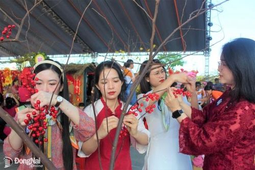 Sôi nổi hội thi trang trí cây mai, đào dịp Tết Nguyên đán 2025