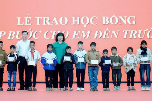 Trao 100 suất học bổng 'Tiếp bước cho em đến trường' cho học sinh huyện Đak Đoa