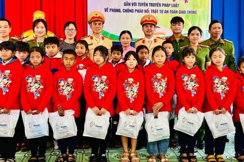 Tặng quà học sinh Trường Tiểu học Hồ Tùng Mậu