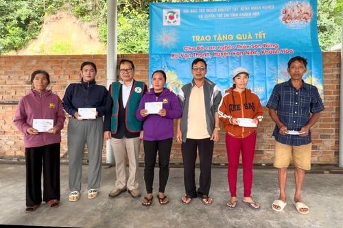 Trao tặng 100 suất quà Tết cho người dân thôn Sơn Đừng, xã Vạn Thạnh