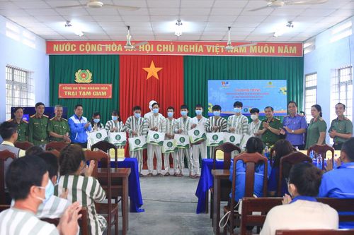 Tổ chức chương trình 'Thắp sáng ước mơ hoàn lương' tại Trại tạm giam Công an tỉnh