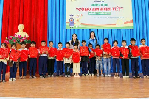 Trao tặng 2 xe đạp và 35 phần quà cho thiếu nhi huyện Khánh Sơn