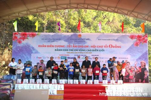Trao tặng quà cho học sinh trong chương trình 'Xuân biên cương - Tết ấm cho em - Hội chợ Tết 0 đồng' tại Tràng Định