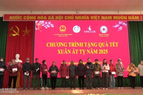 Tặng quà tết cho 460 gia đình có hoàn cảnh khó khăn trên địa bàn huyện Đình Lập