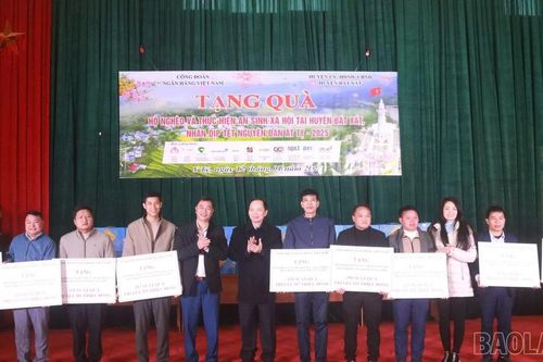 Công đoàn Ngân hàng Việt Nam thăm, tặng quà tết tại huyện Bát Xát