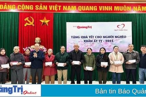 Trao 257 suất quà Tết của Báo Quảng Trị và Quỹ Thiện tâm cho người dân huyện Triệu Phong
