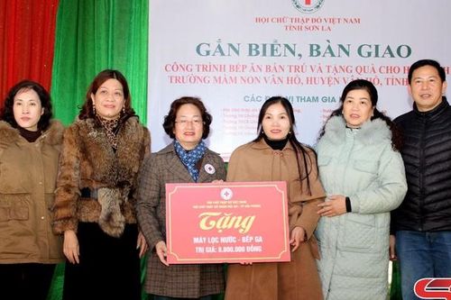 Gắn biển bàn giao nhà bếp ăn bán trú điểm trường Chiềng Đi 2