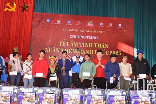 Tặng 200 suất quà Tết cho người dân, học sinh nghèo