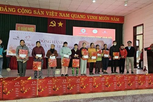 Trao quà tết và khám mắt miễn phí cho người dân Quảng Điền